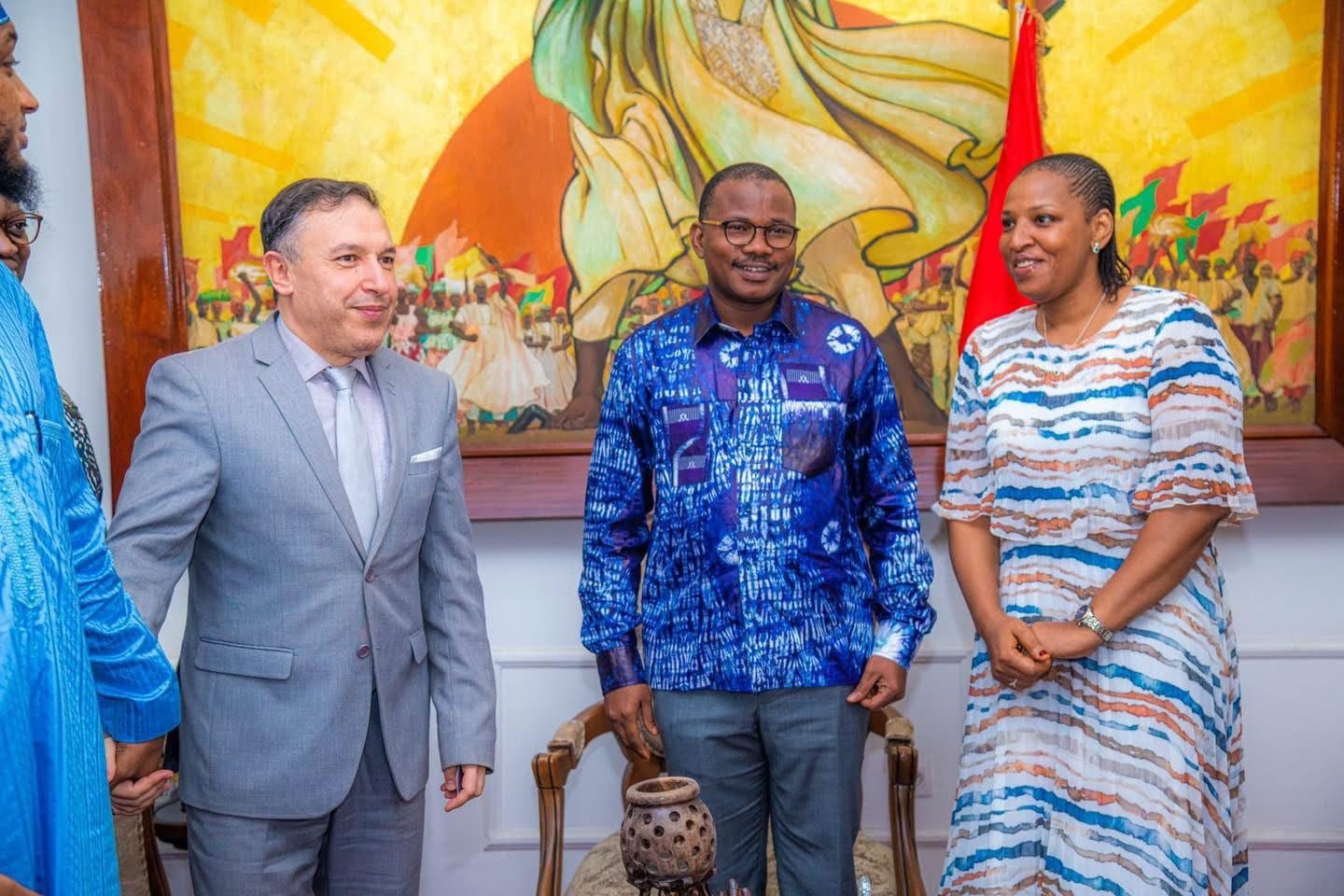 Rencontre diplomatique : l’Honorable Fatoumata Binta Diallo prend part aux échanges avec l’Ambassadeur d’Algérie en Guinée